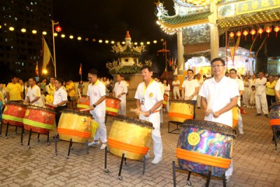 右起光大州议员郑来兴、杨庆和、彭加兰哥打州议员魏子森和槟岛市议员王宇航等,一起为头条路斗母宫回銮击鼓壮声势。