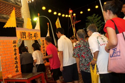 每年初九过平安关,均有数百善信排队等候,讨一个寿福平安好意头。