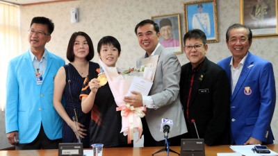 孙意志(右3)代表槟州政府欢迎载誉归国的吴堇溦(左3)。左起为梁建荣、骆美心,右起为许庆吉、陈德安。
