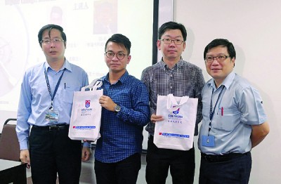 潘永强(左)同安焕然(右)表示南院赠送礼金予主讲人林宏祥(左2)同陈承杰(右2)。