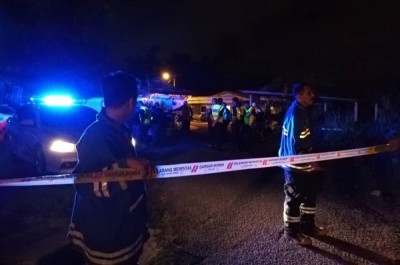 警方及消拯人员封锁发现炸弹的现场。