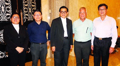 张锦祥(右1)等人出庭听审后,与黄觥发(左2)谈笑风声。