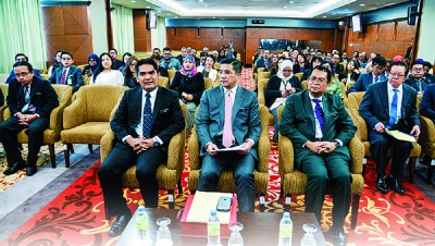 阿兹敏(中)在第11大马计划中期检讨报告提呈国会前夕举行媒体汇报会,左为副部长莫哈末拉兹,右为秘书长聂阿兹曼。
