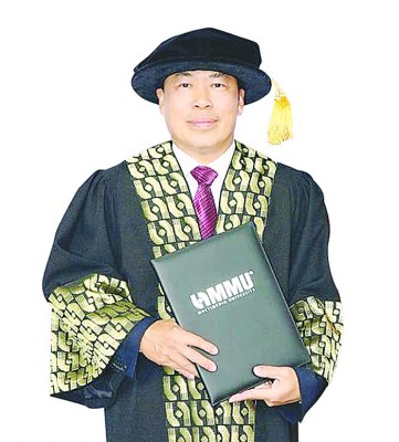 丹斯里拿督巴杜卡黄荣盛博士在学术界再攀高峰，获颁管理学荣誉博士学位。