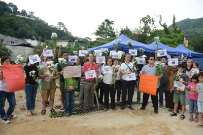 槟城论坛成员及逾30位双溪赖、垄尾、亚依淡居民在施工地外,为土崩案的一众罹难者致哀。
