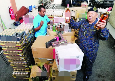 阿都拉迪展示总值约150万令吉各类啤酒、香烟以及烈酒。