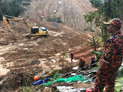搜寻队周一行动专注搜寻第2区块被埋住的第13个货柜,若现场或附近山区下雨,搜救行动将暂停。