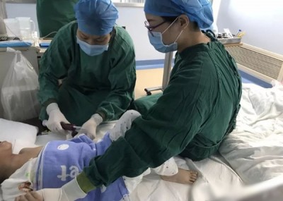 医生将脐带血输入到晨晨体内。