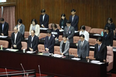 赖清德(前面右)通往立法院院会与备询,以议会开前和领导共同为伤者默哀一分钟。(中央社照片)