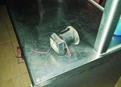 贼徒切断电源,闭路电视、警铃无法操作。