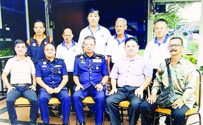 队员早前在活动上与威中警区主任聂罗斯及前槟州总警长拿督威拉蔡义来合影。前排右2为沈水江。