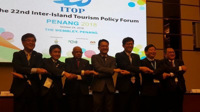 左起李在鸿、新垣健一、佩拉里、杨顺兴、梁起喆、刘平治和基尼一起手牵手,像征6岛合作无间。