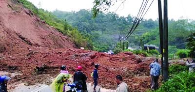 靠近瓜拉德拉51英里处发生土崩事件后,民众不知道道路中断而途经该处时受阻。