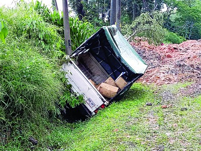 停放路旁卡车遭山泥冲翻至路旁沟渠,所幸车上没人。