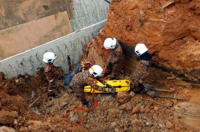 消拯员将死者的遗体移出。
