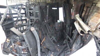 同批原本要充满送给顾客的家电被大火付之一炬。