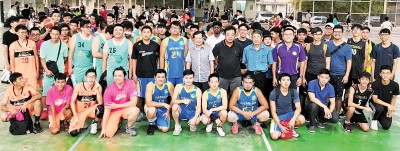 球员与嘉宾进行大合照。