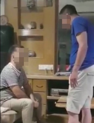 视频中一名身穿蓝衣华裔男子,相信是女童的亲属,全程以福建话质问另一名穿黑白线条上衣及被指是强奸犯的华裔男子。
