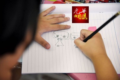 小珊非常思念双亲,以画画作为精神寄托。