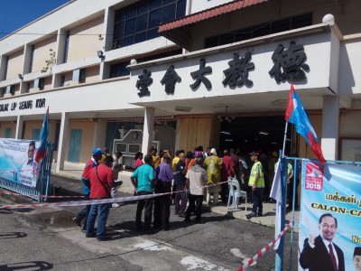 党员耐心排队,等待进入礼堂投票。