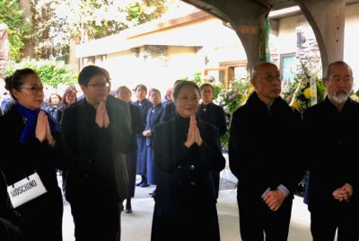 岳华遗孀恬妮(遭逢)与妹妹恬妞(左)手合十,元华(右)为来送好友最后一程。