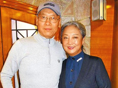 岳华同家恬妮鹣鲽情深。