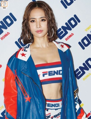 永利集团4437入口一身性感出席时尚品牌活动。