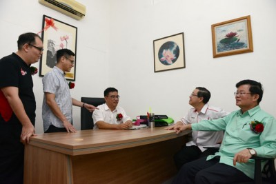 在黄汉伟的陪同下,林冠英、曹观友、再里尔及李俊杰参观升旗山国会服务中心。