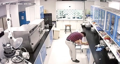 黄铭鸿指余石金副教授将U盘插入电脑约30分钟之久。