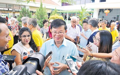 曹观友才见记者围上就说:“从未恭喜我只要当乐龄人士了呢?”
