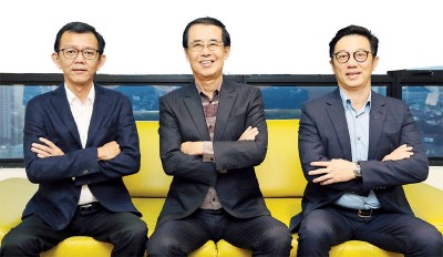 阮梦羽（左起）、黄安辉以及马坚敏的情谊已经升级成为可共患难与富贵的好兄弟，彼此为公司任劳任怨，把公司的业绩推向高峰。