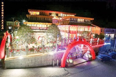美轮美奂的中国福建省光泽县墩上村白世音博物馆夜间金碧辉煌。
