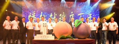 校庆工委会主要领导,左起拿督吴云祥、拿督伍汉勋、拿督许李南、拿督马良生、拿督陈行庆、高级拿督王国山、拿督斯里黄智绪、拿督黄维忠、拿督杨云贵、高级拿督斯里郑奕南、拿督斯里陈文彬、黄安辉、李添霖、谢克胜、李春兴。