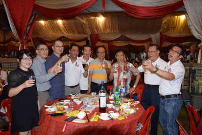 各大华文报经理受邀出席见证百年辉煌,右起是日新中马校友会会长谢克胜、庆委会总务拿督杨云贵,右3是本报大山脚新闻中心经理林海发。