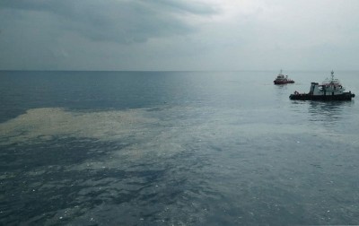 海面上飄浮著大片油污。（法新社照片）