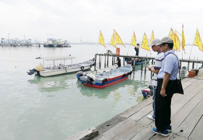 超级月亮带来海水升涨,吸引民众前来姓氏桥观潮。