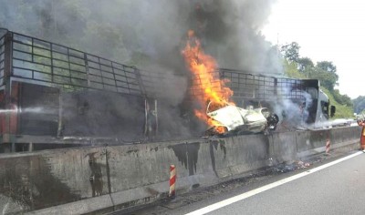羅裡與轎車碰撞起火，不幸燒死5人。