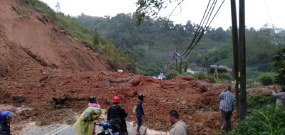靠近瓜拉德拉51英里处发生土崩事件后,民众不知道道路中断而途经该处是受阻。