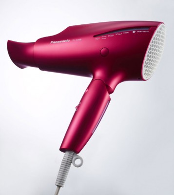 Panasonic纳米水离子吹风筒EH-NA98，是一款优质的吹风筒，可对头发、头皮和面部皮肤有着全面的护理。