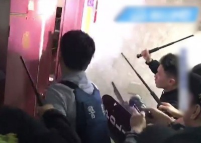 警员接报后破门而入。