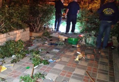 梁男犯案后拒绝开门,还把家具往楼下丢。