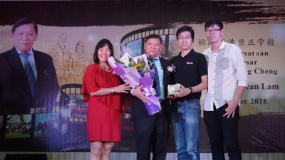 郑献楠、李思蓓及两名儿子在荣休仪式上合照留念。