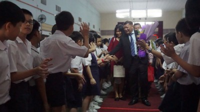 学生们夹道欢送郑献楠。
