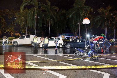 拿督遭射杀后,所驾驶宝马撞及迈威与四轮驱动车。