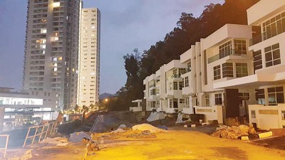 甘钻萍说去年11月4日坍塌的豪宅(Surin高级公寓前)是因地下土壤流失造成,令居民忧心忡忡