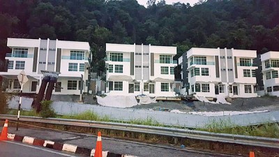 甘钻萍说去年11月4日坍塌的豪宅(Surin高级公寓前)是因地下土壤流失造成,令居民忧心忡忡