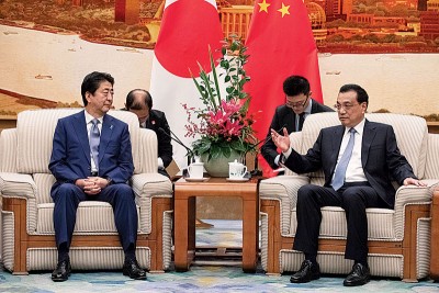 安倍晋三以及李克强会谈于早11常常起。(法新社照片)
