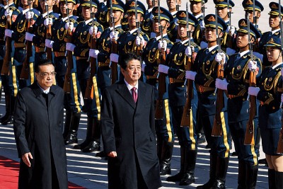 李克强陪安倍晋三检阅仪仗队。(法新社照片)