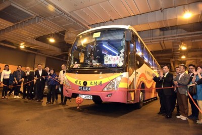香港冠忠巴士集团首班跨境巴士,搭载逾200号称嘉宾及传媒记者,8常常左右以九龙到方跨境巴士站冲出首航彩带,用经大桥,达到珠澳。