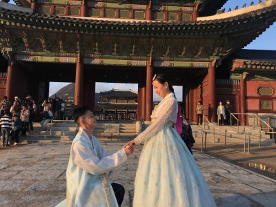 李吉汉竟向女友下跪求婚,为女友吓了平等跳。